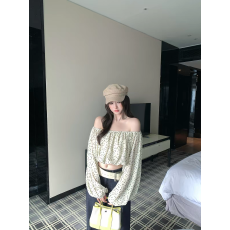 批发法式独特超好看的一字肩碎花短款衬衫减龄小众不撞款上衣26年夏季