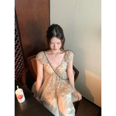 批发法式设计感纯欲<b class='q'>上衣</b>女秋2026新款独特漂亮甜美风V领碎花<b class='q'>短袖</b>衬衫