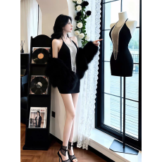 批发性感挂脖亮片流苏连衣裙女2026新款名媛千金风黑色收腰显瘦<b class='q'>包臀裙</b>