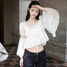 批发法式蕾丝方领<b class='q'>雪纺衫女</b>秋季新款温柔风抽褶拼接<b class='q'>喇叭袖</b>小衫短款上衣