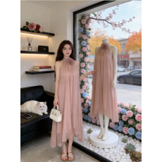 批发法式温柔风挂脖连衣裙女2026<b class='q'>春</b>夏新款设计感显瘦气质度假风长裙子