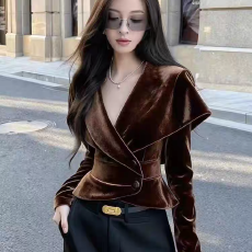 批发轻奢风棕色V领收腰丝绒衬衫女秋<b class='q'>冬</b>新款修身显瘦短款外搭长袖上衣