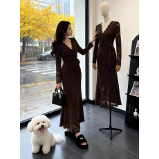 批发法式V领蕾丝连衣裙女2026秋<b class='q'>冬</b>季收腰显瘦气质御姐风高级感长裙子