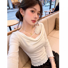 批发法式温柔绝美立体<b class='q'>花朵</b>长袖<b class='q'>t</b><b class='q'>恤</b>女秋季不规则荡领露锁骨打底衫上衣z