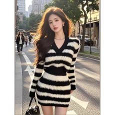 批发法式温柔风巨好看的V领条纹撞色<b class='q'>连衣裙</b>今年流行的爆款裙子26秋季