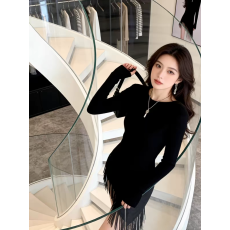 批发秋冬法式轻熟风黑色流苏针织连衣裙女气质<b class='q'>修身</b>显瘦高级感流苏短裙