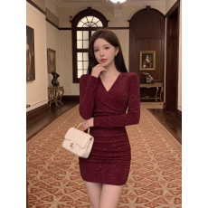 批发轻奢气质红色亮片v领<b class='q'>连衣裙</b>女2026秋季新款性感紧身御姐范包臀裙