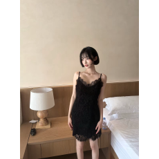 批发法式V领<b class='q'>蕾丝</b>吊带<b class='q'>连衣裙</b>女秋冬叠穿罩裙气质修身内搭显瘦打底短裙