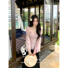 批发甜柔少女风粉色碎花<b class='q'>衬衫</b>女早秋款喇叭长袖方领雪纺衫遮肉下摆上衣