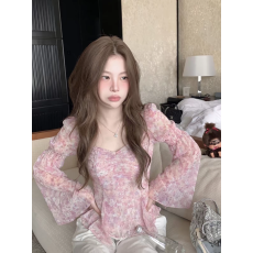 批发甜柔少女风粉色碎花<b class='q'>衬衫</b>女早秋款喇叭长袖方领雪纺衫遮肉下摆上衣