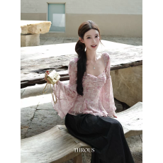 批发甜柔少女风粉色碎花<b class='q'>衬衫</b>女早秋款喇叭长袖方领雪纺衫遮肉下摆上衣