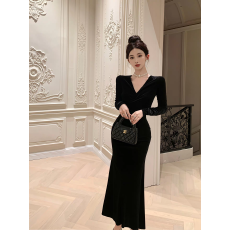 批发赫本风法式黑色v领长袖丝绒<b class='q'>连衣裙</b>女秋冬季高级感气质晚礼服长裙
