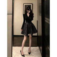 批发韩系独特超好看套装高级感气质V领上衣<b class='q'>蓬蓬</b>半身裙两件套2026秋季