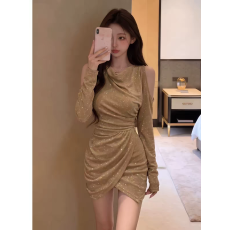 批发纯欲辣妹烫钻露肩荡领连衣裙女早秋2026新款修身收腰性感包臀<b class='q'>短裙</b>