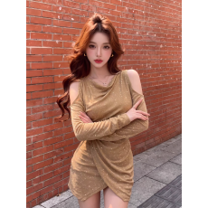 批发纯欲辣妹烫钻露肩荡领连衣裙女早秋2026新款修身收腰性感包臀<b class='q'>短裙</b>