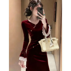 红色蕾丝拼接丝绒连衣裙子女2026新款早秋气质女神范收腰包臀长裙