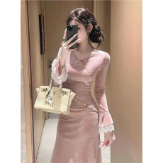 批发红色蕾丝拼接丝绒<b class='q'>连衣裙</b>子女2026新款早秋气质女神范收腰包臀长裙
