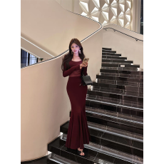 批发温柔淡人高知法式红色长袖针织<b class='q'>连衣裙</b>女秋冬新款修身鱼尾包臀长裙