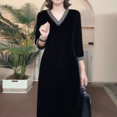 批发<b class='q'>连衣裙</b>2026新款女春秋十三行今年流行爆款轻奢高级感妈妈<b class='q'>高档</b>丝绒