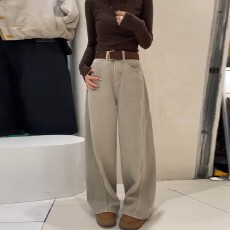 批发<b class='q'>韩版</b>阔腿<b class='q'>牛仔裤</b>女2026年春季新款<b class='q'>韩版</b>复古高腰宽松百显瘦弯刀裤子