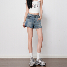 批发蓝色高腰双扣弹力牛仔短<b class='q'>裤</b>女2026春夏新款提臀显瘦<b class='q'>气质</b>百搭三分<b class='q'>裤</b>