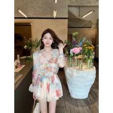 批发甜美气质清透显白碎花<b class='q'>雪纺</b>荷叶边短裙纯欲法式收腰V领长袖连衣裙