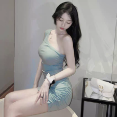 批发夏季新款性感纯欲斜肩背心露单肩连衣裙女褶皱修身性感包臀短裙子