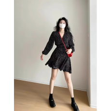 批发法式黑色<b class='q'>碎花</b>长袖v领连衣裙女秋季气质御姐风裙子收腰绑带a字<b class='q'>短裙</b>