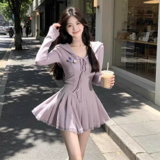 批发法式辣妹连帽紫色<b class='q'>长袖</b><b class='q'>连衣裙</b>女秋季纯欲性感修身显瘦气质百褶短裙