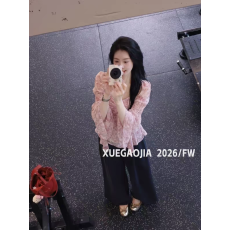 批发甜柔少女风粉色碎花<b class='q'>衬衫女</b>早秋款喇叭长袖方领雪纺衫遮肉下摆上衣