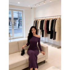 批发纯欲性感风斜领露肩长袖<b class='q'>连衣裙</b>女2026新款秋轻熟气质修身包臀长裙