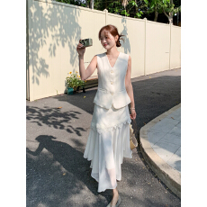 批发韩系设计感V领马甲蕾丝半裙两件套女2026夏新款时尚气质显瘦<b class='q'>套装</b>