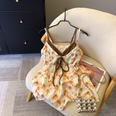 批发上实拍~假两件撞色v领碎花吊带背心女夏2026纯欲甜辣妹<b class='q'>娃娃衫</b>上衣