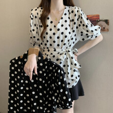 批发实拍大码女装新款宽松夏季减龄显瘦V领波点短袖衬衫收腰上衣