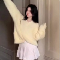 批发奶黄色水貂绒V领毛衣女秋冬<b class='q'>宽松</b>温柔慵懒风套头<b class='q'>针织衫</b>上衣外搭厚