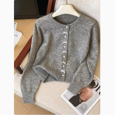 批发蝴蝶结珍珠单排扣红色毛衣女秋冬<b class='q'>大码</b>胖妹妹高级感超好看针织开衫