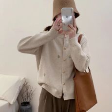 批发<b class='q'>大码</b>刺绣花朵浣熊绒毛衣外套女春秋季新品加厚慵懒风针织开衫上衣