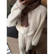 批发2025秋冬季新款设计感温柔气质毛衣外套撞色纽扣简约时尚百搭上衣