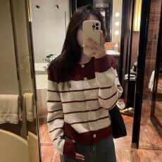 批发韩系休闲软糯毛衣撞色条纹刺绣针织开衫女2025秋冬季新款上衣