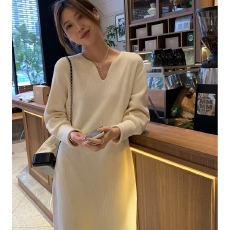 批发v领针织连衣裙女秋冬纯色百搭简约套头<b class='q'>毛衣</b>裙修身显瘦内搭打底衫