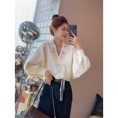 批发新中式国风盘扣V领长袖针织衫女装早秋新款短款印花宽松气质<b class='q'>上衣</b>