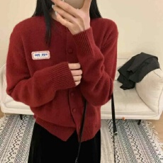 批发秋冬新款温柔风圆领单排扣字母刺绣软糯宽松针织开衫春季<b class='q'>毛衣</b>外套