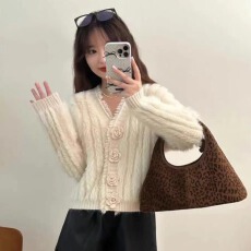 批发2025秋冬新款<b class='q'>韩版</b>设计感小众立体花朵V领针织开衫仿貂毛衣外套女