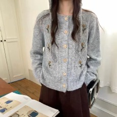 批发温柔风秋冬加厚软糯毛绒绒复古花朵毛衣2025年羊毛针织开衫外套女