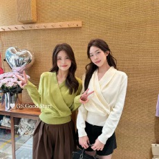 批发2025秋装新款法式气质交叉v领长袖<b class='q'>针织衫</b>女不规则高级毛衣