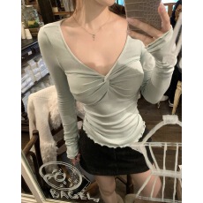 批发板栗可可12.8/20点'软糯奶霜'设计感扭结V领长袖纯欲磨毛打底女冬