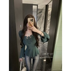 批发杜总家 晚香玉*原创温柔精致蕾丝领拼接显白亮色百搭喇叭袖上衣女