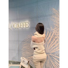 批发Hotdog 热狗很辣诱惑蕾丝 奶杏色后背独特设计感小众高领毛衣