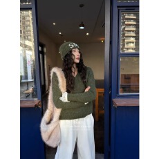 批发十三行女装FAFA-冬上新字母提花V领套头宽松长袖保暖毛衣(配帽子)