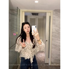 批发草莓跳 荷叶边<b class='q'>v领</b>喇叭袖波点衬衫女秋季气质减龄衬衣宽松显瘦上衣